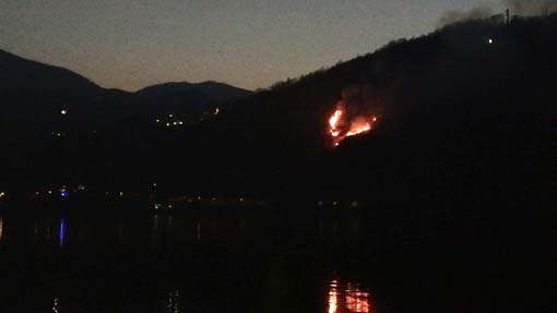 Ripreso l'incendio di Ronco di Pella