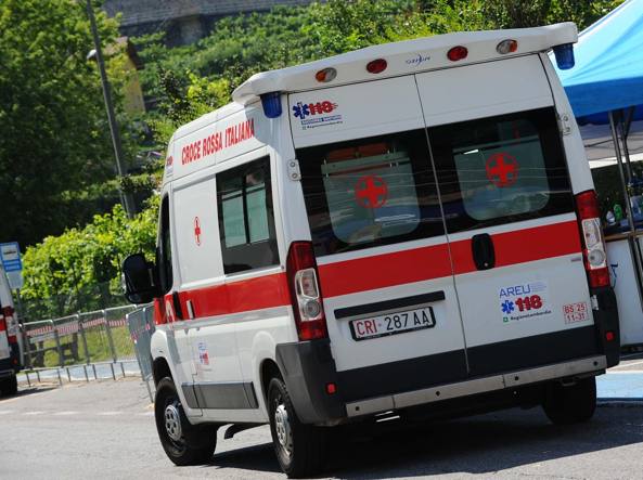 Incidente mortale in fabbrica: operaio di 28 anni precipita in un tombino 