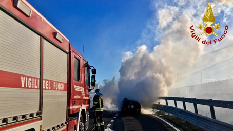 Auto in fiamme sulla A4 fra Novara Ovest e Novara Est