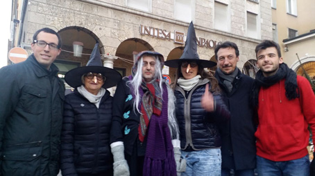 Borgomanero: tanta gente in piazza per l'arrivo della Befana. Foto