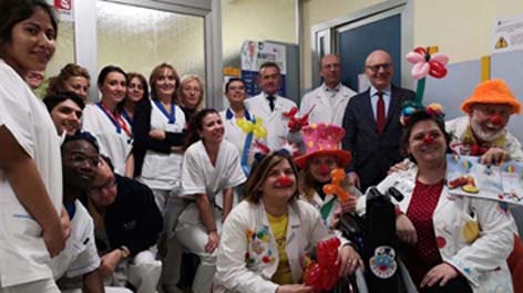 Cinque carrozzine per Medicina Interna 2 dall'Associazione "Il Pianeta dei Clown"
