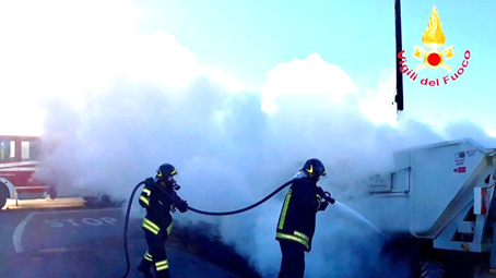 Fara Novarese: s'incendia furgoncino compattatore dei rifiuti