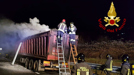 A26: incendio al rimorchio di un mezzo pesante