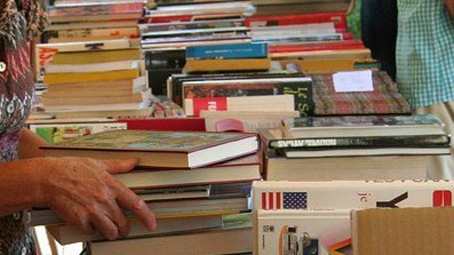 Arona: mercatino dei libri usati in piazza San Graziano