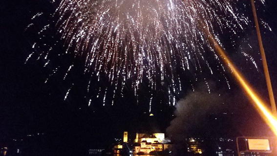 Orta: tanto pubblico allo spettacolo pirotecnico di Capodanno. Foto