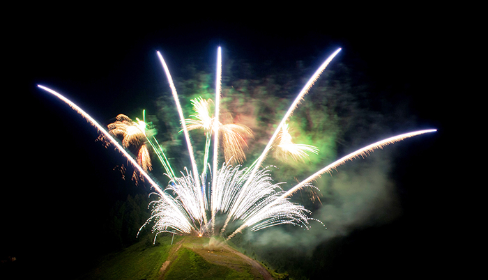 Niente nubi questa sera per “Vette d'artificio” sulla parete est del Rosa