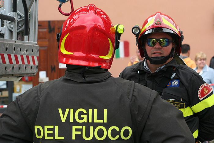 Dimentica uno straccio nel forno, gli si incendia la casa