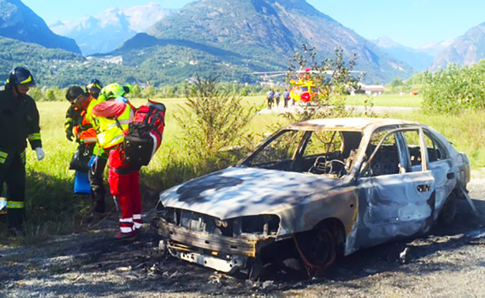 Tenta il suicidio ma poi ci ripensa e si getta dall' auto in fiamme. Foto e Video