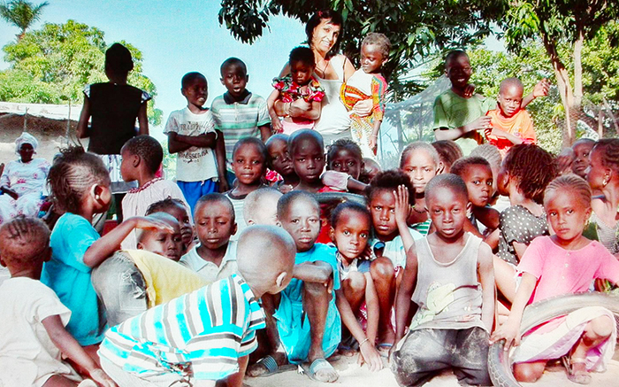 Insoddisfatti dei regali di Natale? Ecco la “Cena del regalo riciclato” per i bambini africani