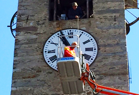 Nuovo orologio per il campanile di San Lorenzo danneggiato dal fulmine. Fotogallery