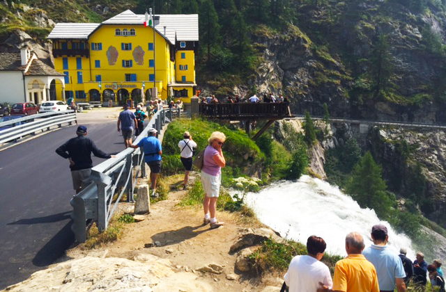 Turista precipita dalla Cascata del Toce per fare una foto