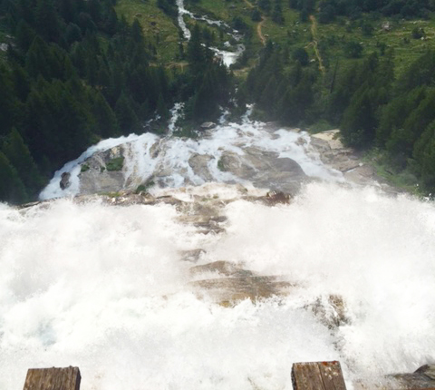 Tragedia alla Cascata del Toce: chiusa l'acqua per recuperare il corpo, assistenza al marito
