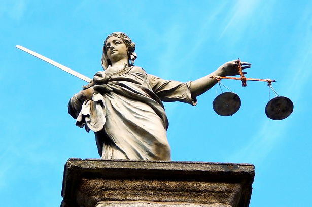 Bisticciano in piscina su chi deve prendere il bambino e si querelano. Fanno pace in tribunale