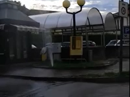 L’idrante scoppia, lava i passanti e inonda la strada (video)