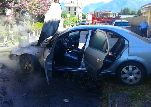 Una Ford Mondeo prende fuoco, illeso il conducente