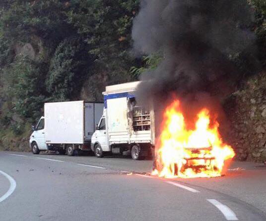 Abbandona l’auto in fiamme e fugge con le targhe, danneggiati altre tre veicoli