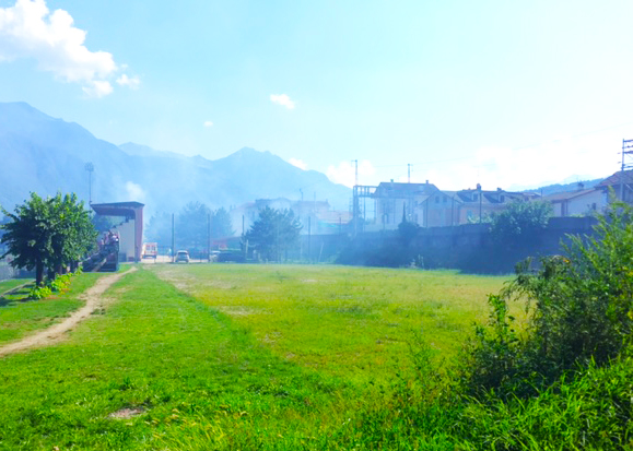 Incendio lungo i binari, ferrrovia del Sempione bloccata. Fotogallery