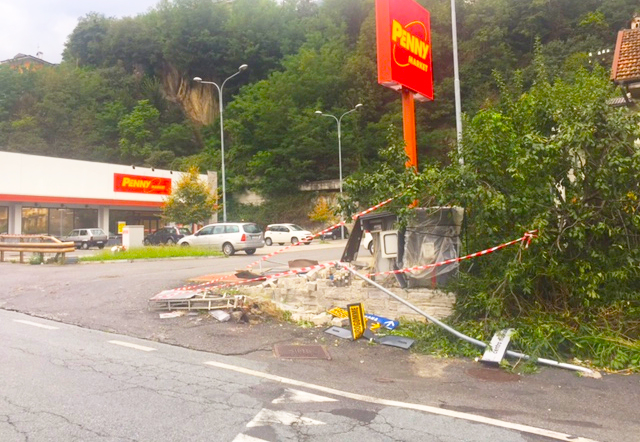 Tragedia sfiorata a Villa, camion rompe i freni, l'autista evita due pedoni e si schianta