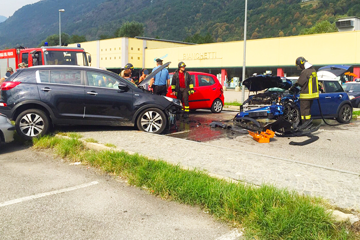 Forte scontro tra due auto al Villaggio. Foto