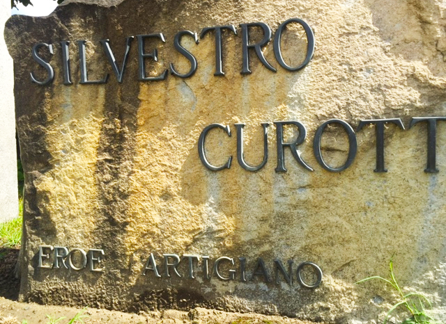 Lapide modificata anche allo Stadio, ora dedicato all'”Eroico Artigiano” Curotti