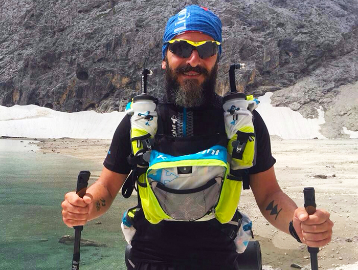 Attraversa tutte le Alpi a piedi, ma si deve fermare in Ossola. Qui piove