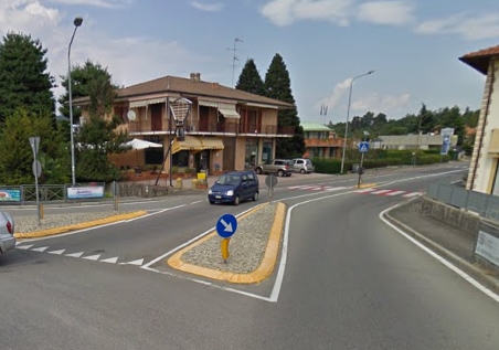 Abbatte due cartelli stradali e urta un cancello