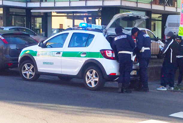 Ruba un Apecar e si schianta, poi scappa a scuola. Scoperto per le ferite al viso e alle mani