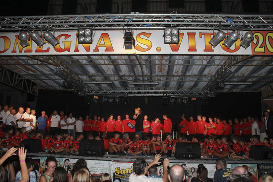 L'Omegna che sfila a San Vito è pronta al debutto in campionato