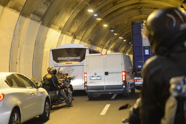 A26, fumo in galleria: code e falso allarme