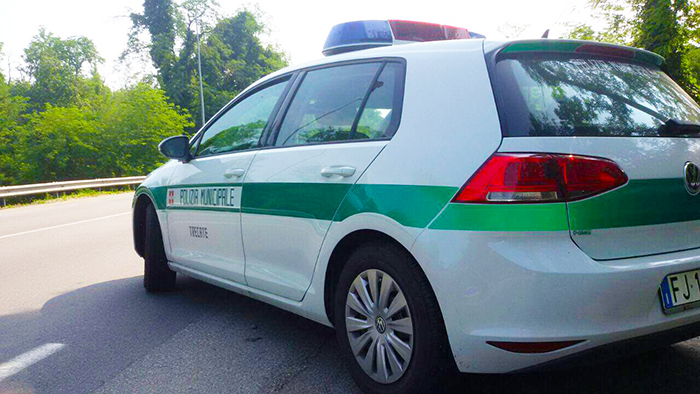 Trecate: girava con strumenti di scasso, una mazza e chiavette Usb rubate. Denunciato