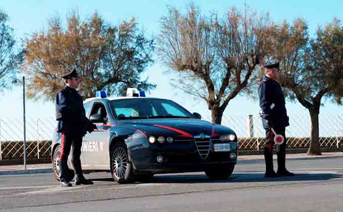 Chiavi alterate per forzare le porte e grimaldelli, due denunciati