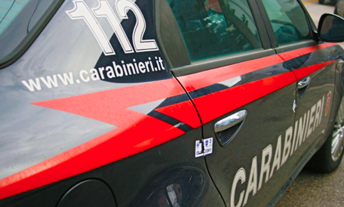 Rapinava gli automobilisti minacciandoli con un coltello. Arrestato