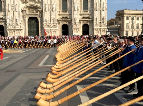 Milano invasa dai “corni delle Alpi” svizzeri, c'era anche Cattrini. Fotogallery