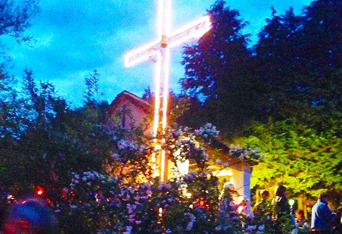 Una croce illuminata, di sette metri d'altezza, posizionata al Croppo di Trontano. Fotogallery