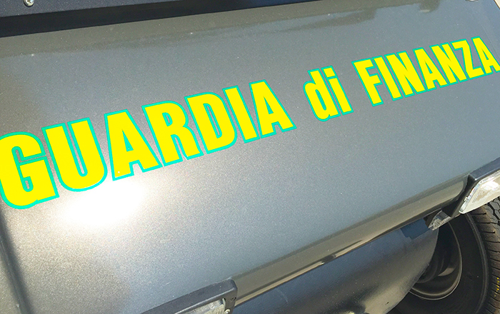 Ben 38 mila prodotti e capi d'abbigliamento cinesi sequestrati dalla Guardia di Finanza ad Omegna e Verbania