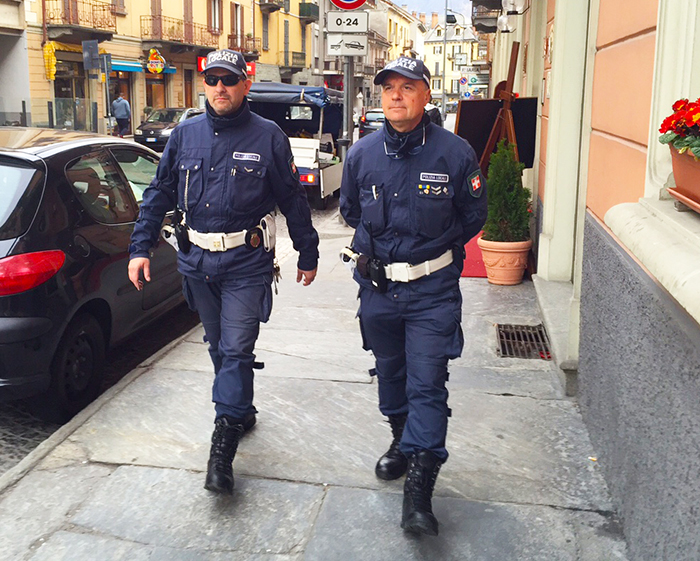 Ruba pezzi di idraulica ed oggetti di ferramenta. Fermato e denunciato