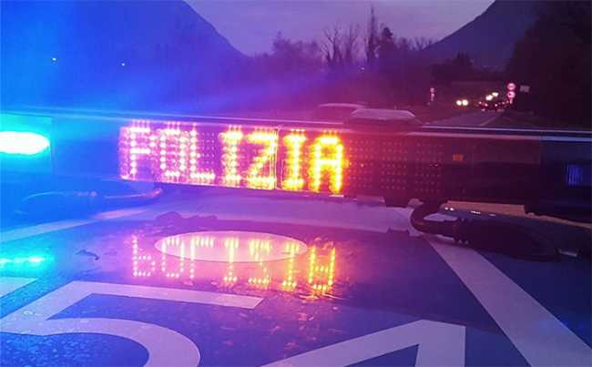 Fa retromarcia in A26 e provoca un'incidente. Nessun ferito