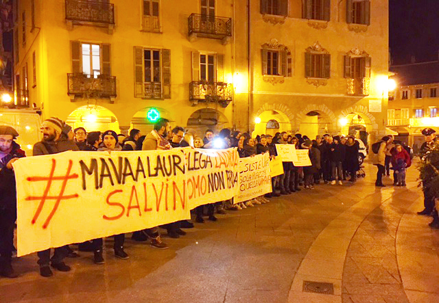 Salvini contestato all'arrivo a Teatro Galletti. Video