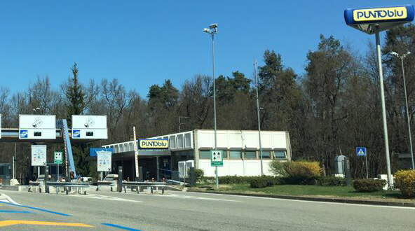 Dà in escandescenza nel Punto Blu di Arona e spacca la porta in cristallo. Denunciato