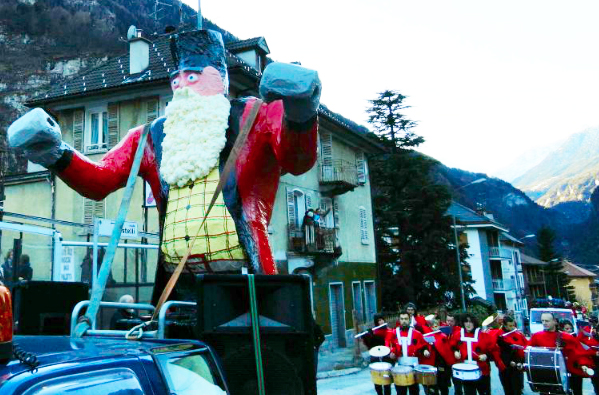 Da sabato 30 il carnevale varzese, con l'uscita in edicola de “L'asino” e la consegna dell'Asino d'oro 2015”