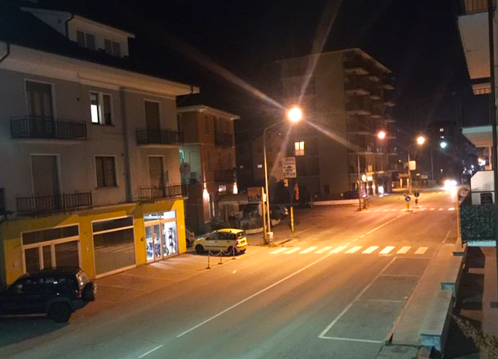 Lampioni spenti in via Sempione a Domo, protestano i commercianti
