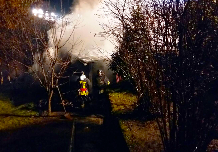 Fiamme in una legnaia di Cuzzego, intervengono i vigili del fuoco