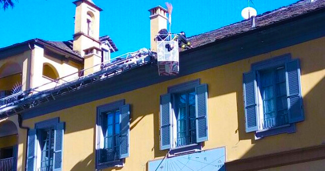 Piode pericolanti sul tetto della Cappella Mellerio, intervengono i Vigili del fuoco