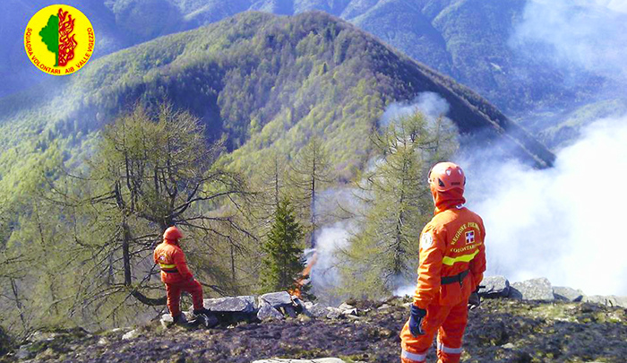 Spento l'incendio in Cannobina ma Dissimo brucia ancora. Vola il Canadair