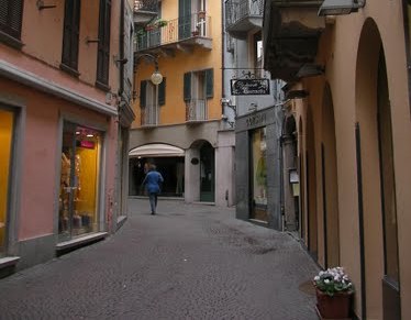 Furto d’abbigliamento in centro: fuggono in quattro, due arrestati