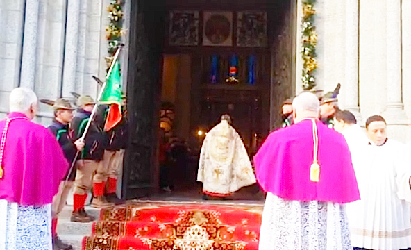 Migliaia di fedeli al Santuario di Re per l'apertura della Porta Santa del Giubileo. Video e Fotogallery