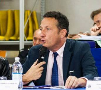 Un uomo getta cartacce a terra, il sindaco lo riprende e viene insultato