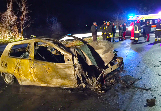 Auto incendiata, il racconto del soccorritore: “Estratto a forza dal finestrino posteriore per salvarlo dalle fiamme”