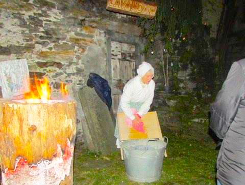 Scenografica serata dell'Avvento nel borgo di Cosasca