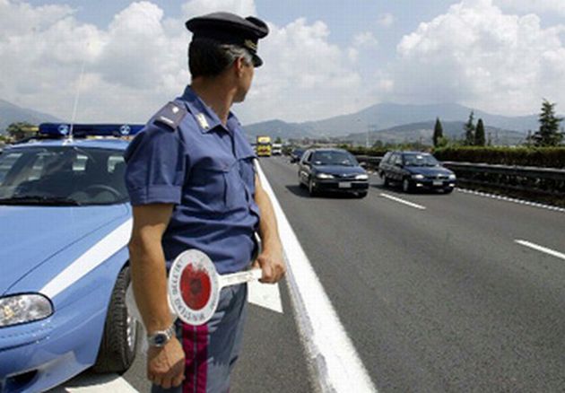 Auto pirata ferisce giovane aronese: la polstrada la cerca